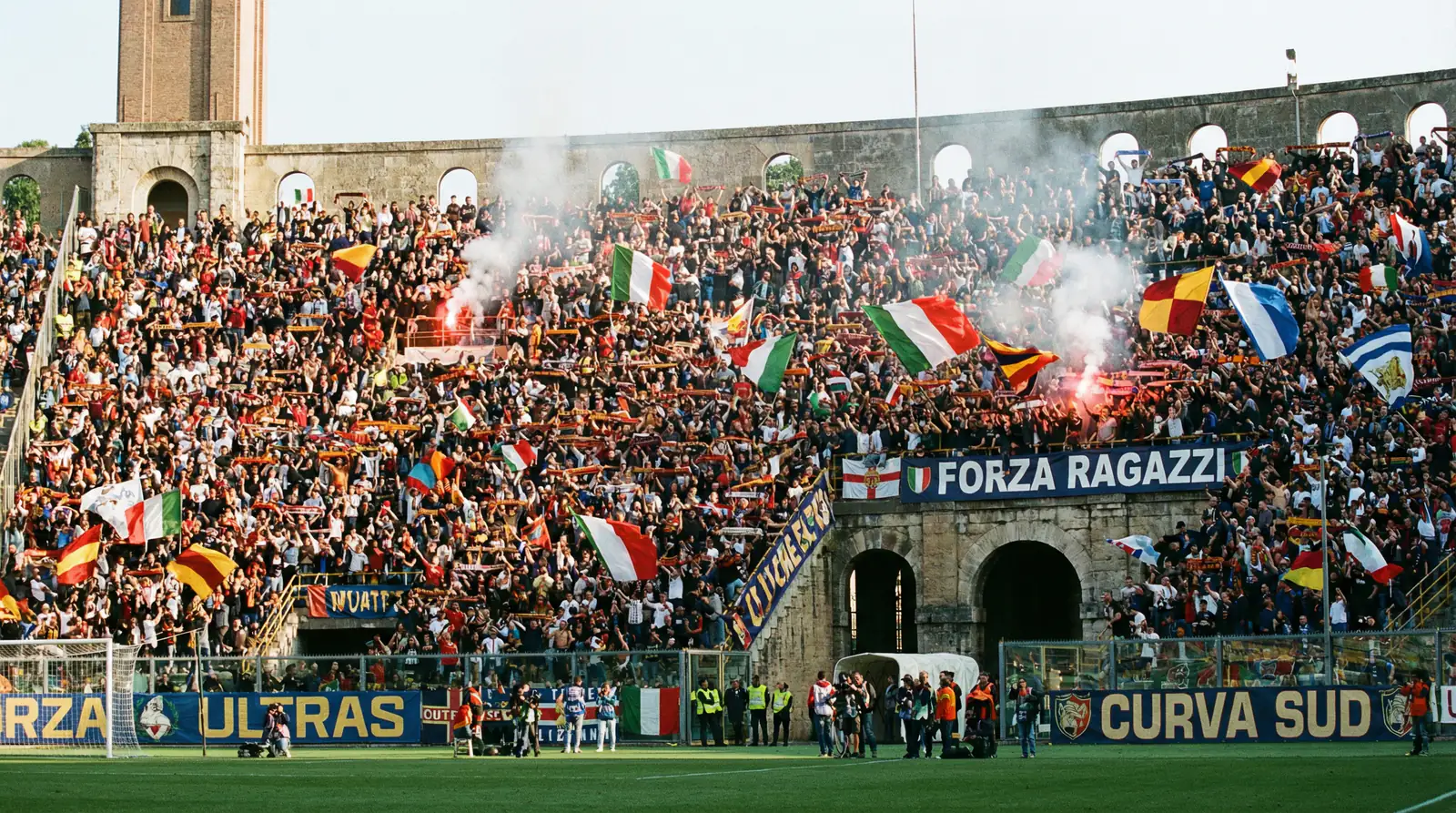Grada llena durante un partido de la Serie A 2025/26 con aficionados italianos animando a su equipo
