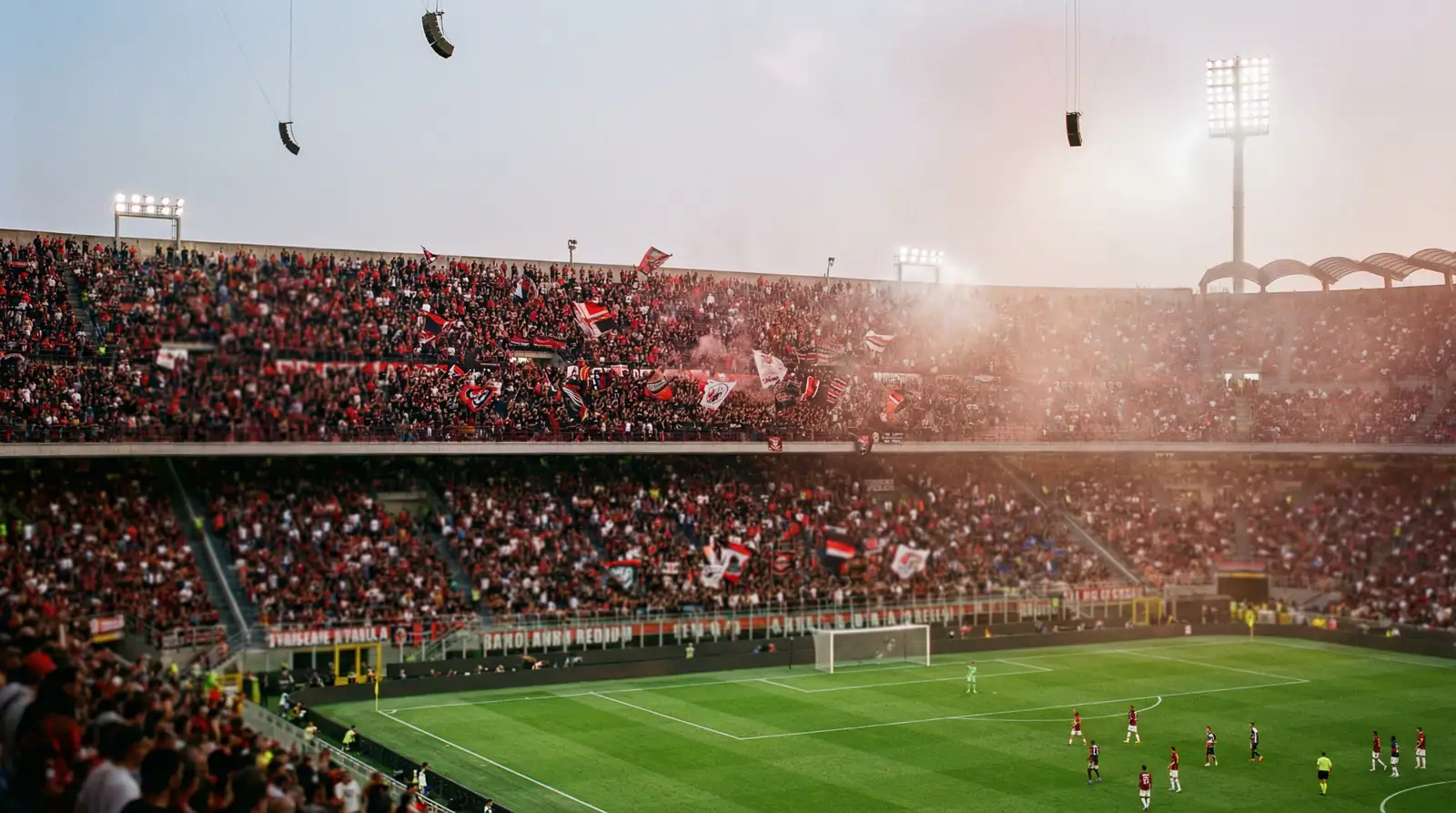 Estadio italiano de la Serie A lleno de aficionados durante un partido de la temporada 2025/26