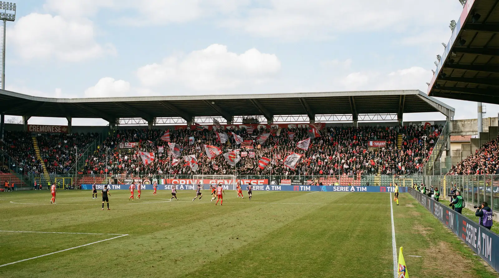 Vista del estadio Giovanni Zini del Cremonese durante un partido de Serie A 2025/26