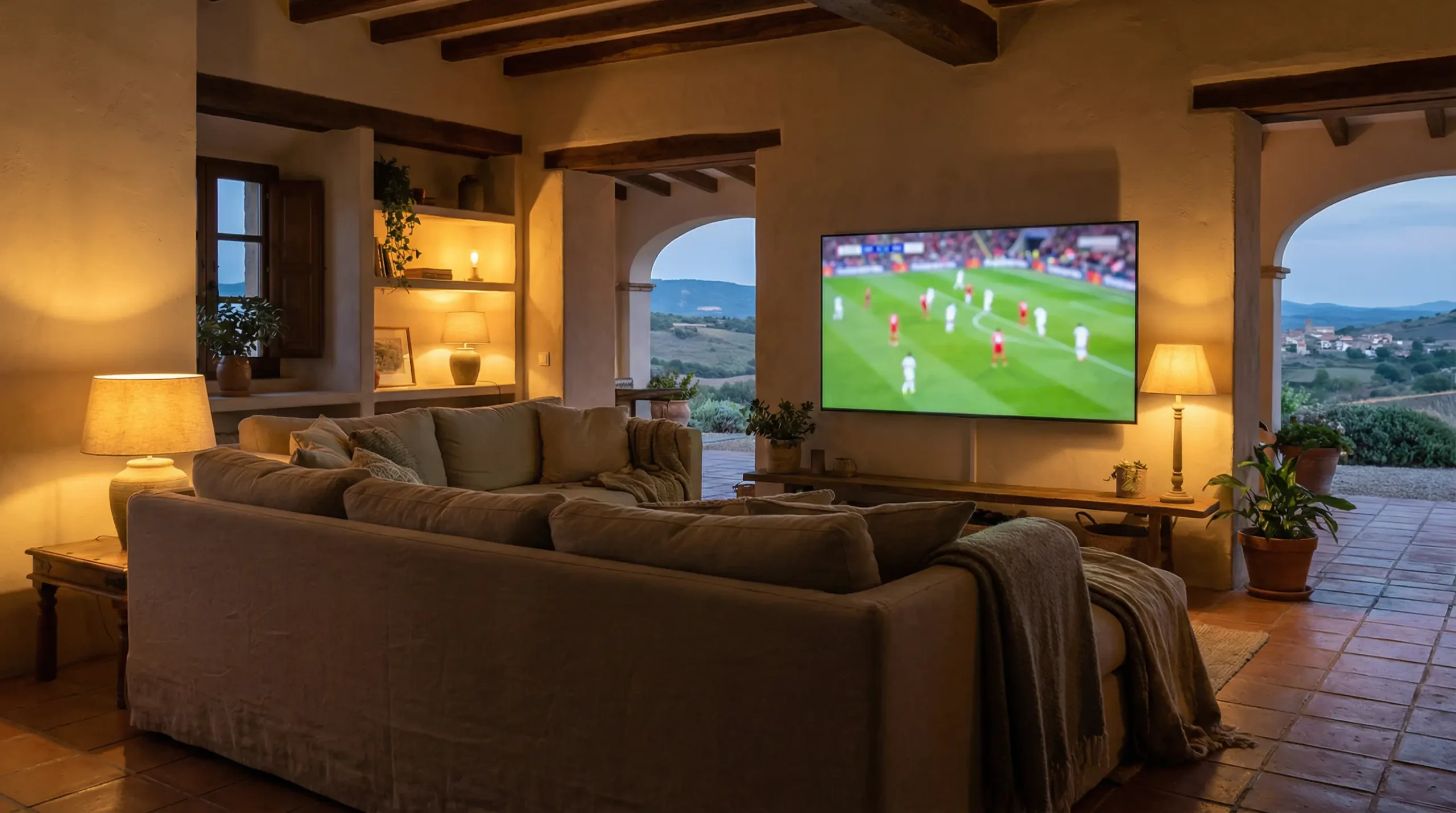 Aficionado viendo un partido de fútbol italiano en una televisión en el salón de una casa en España