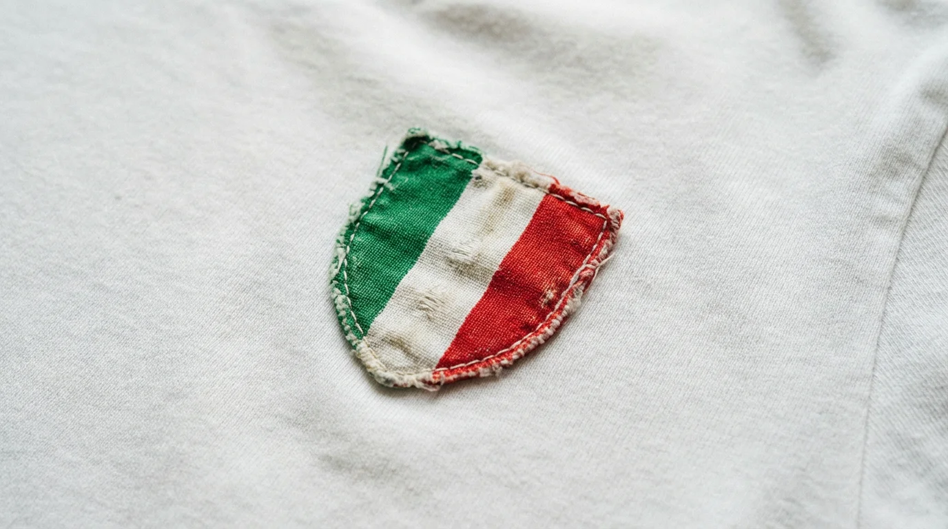 Detalle del parche con el escudo tricolor italiano cosido sobre una camiseta del campeón de la Serie A