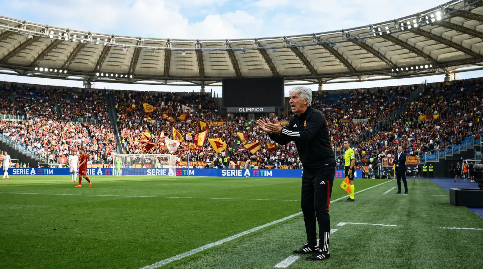 Gian Piero Gasperini dirigiendo a la Roma en un partido del Stadio Olimpico en la Serie A 2025/26