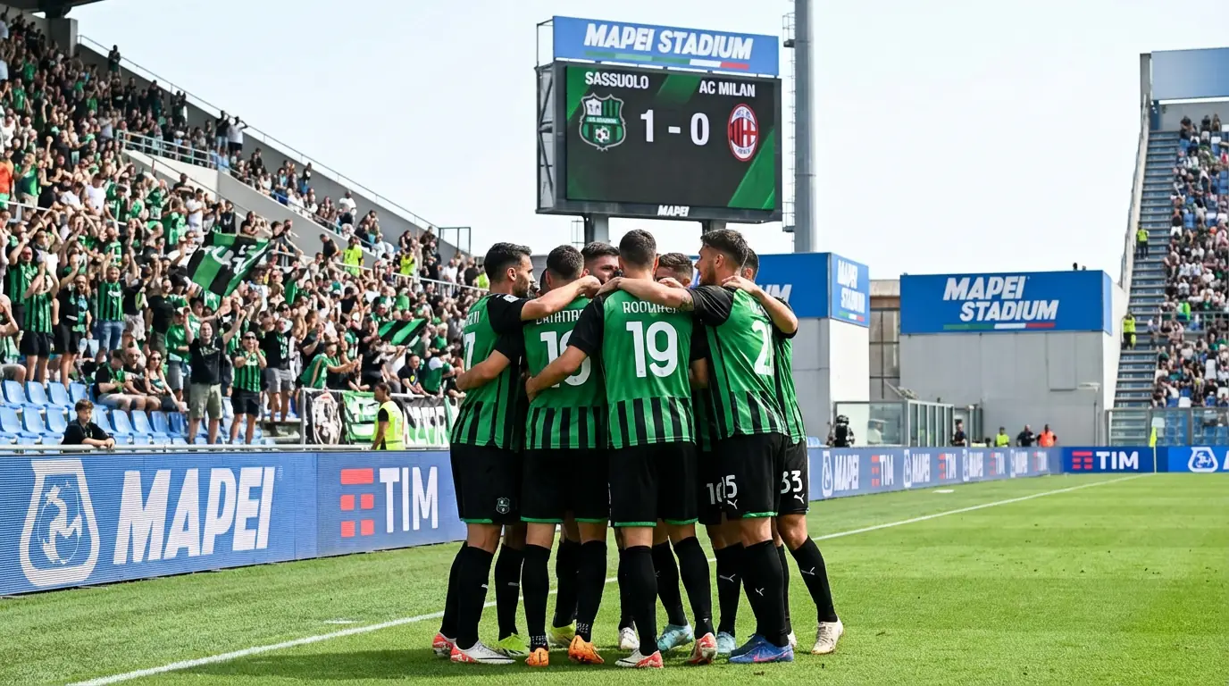 Jugadores del Sassuolo celebrando el ascenso en el Mapei Stadium con la grada neroverde al fondo