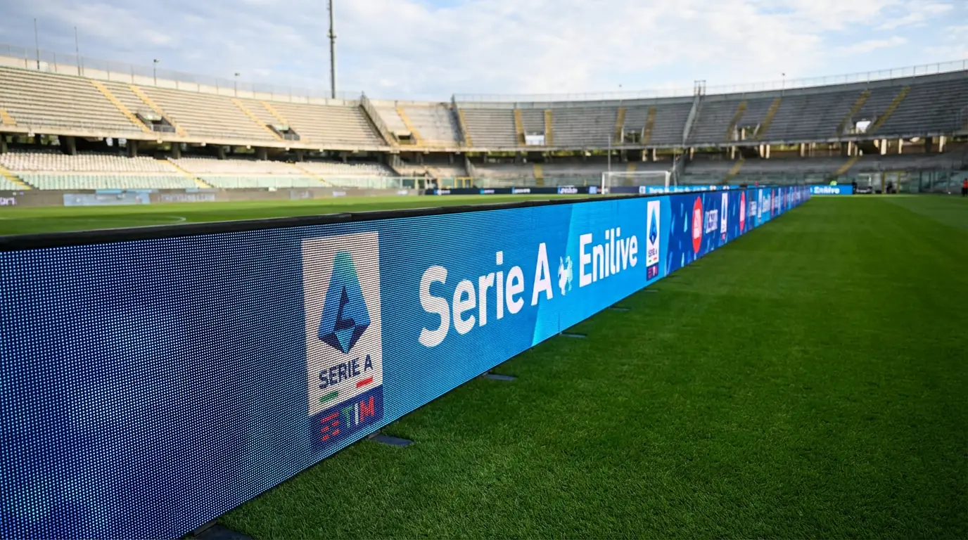Logotipo de la Serie A Enilive sobre el campo durante un partido de la temporada 2025/26 del calcio italiano