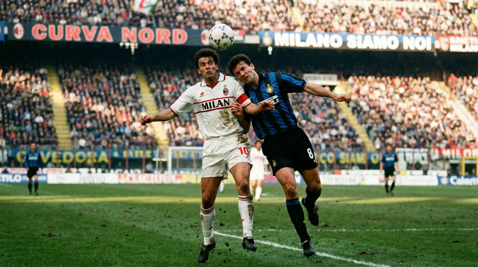Jugadores italianos disputando un balón dividido en el centro del campo durante un partido de fútbol de la Serie A 2025/26